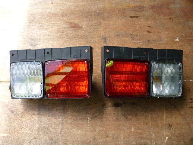 テールランプ(右)