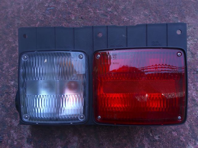 テールランプ(左)