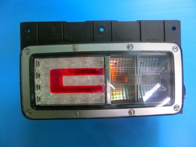 テールランプ(右)