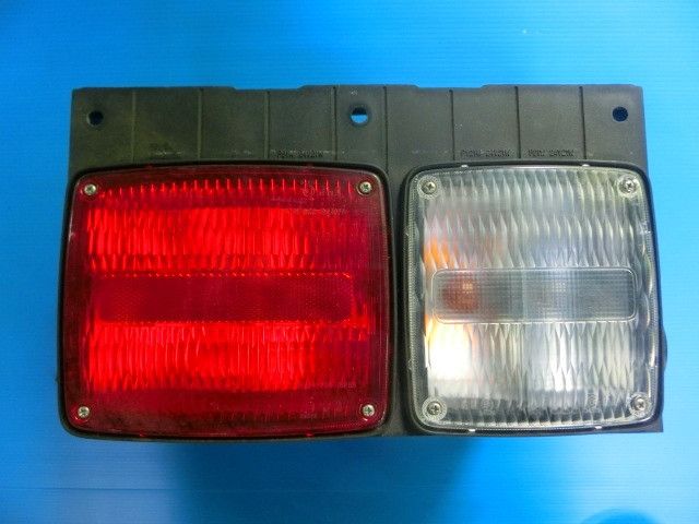 テールランプ(右)