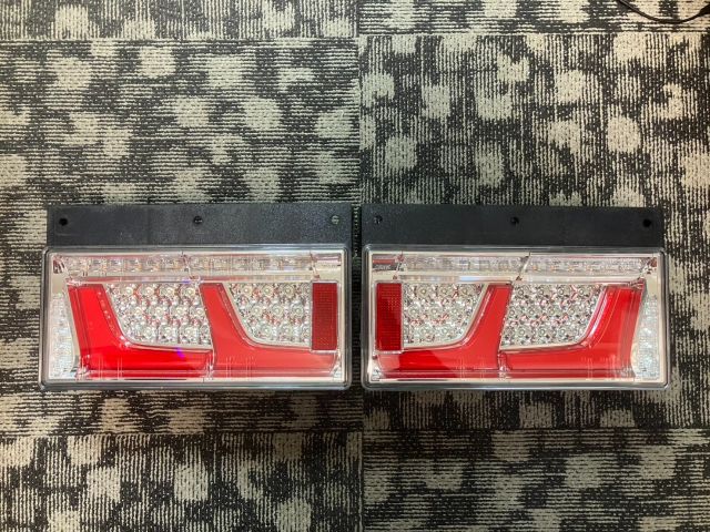 テールランプ(右)