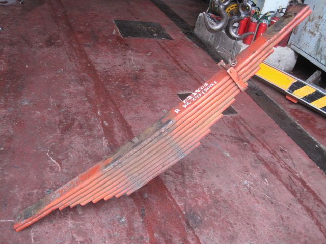 リーフスプリングAy(後右)