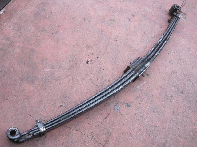 リーフスプリングAy(前左)