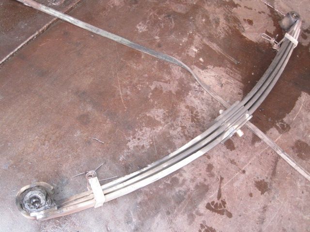 リーフスプリングAy(前左)