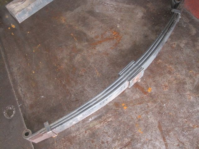 リーフスプリングAy(前左)