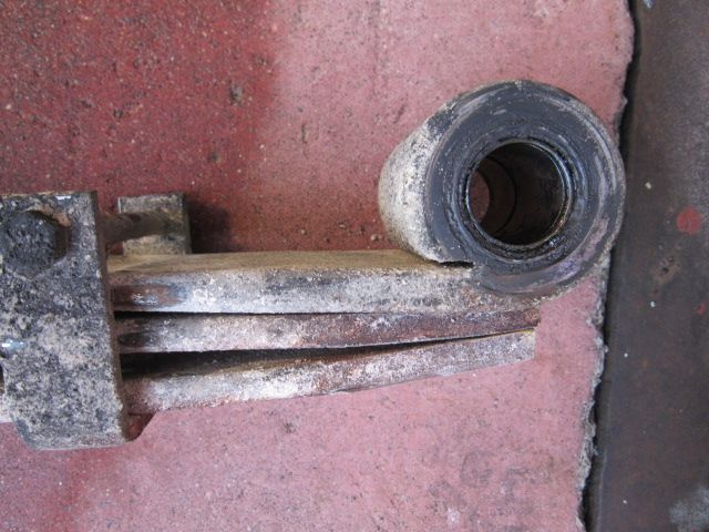 リーフスプリングAy(前左)