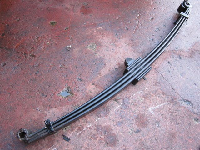 リーフスプリングAy(前左)