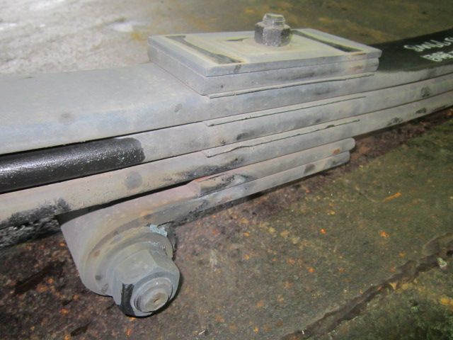 リーフスプリングAy(前左)