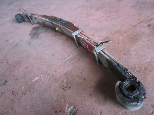 リーフスプリングAy(前左)