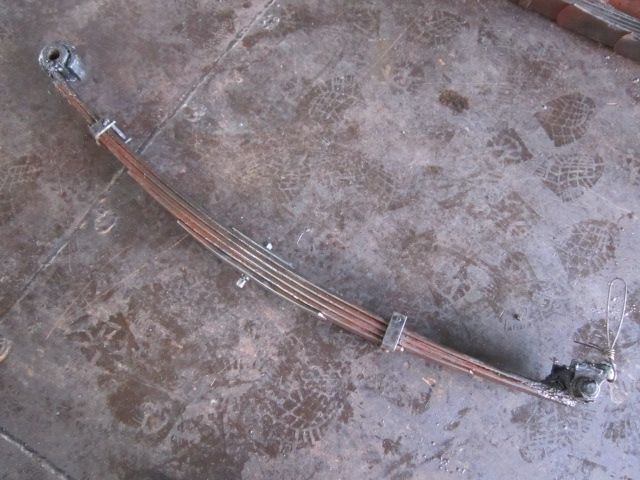 リーフスプリングAy(前左)