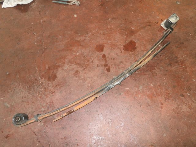 リーフスプリングAy(後左)