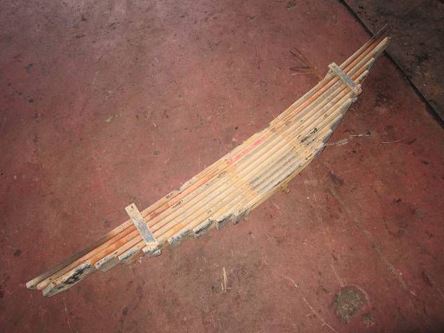 リーフスプリングAy(前左)