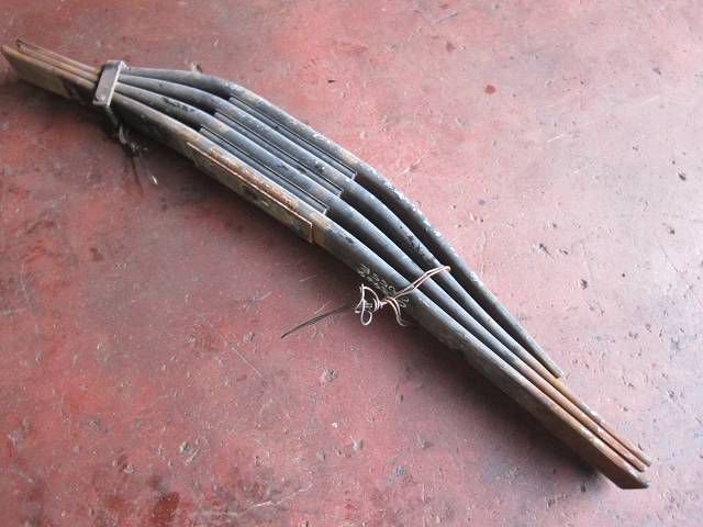 リーフスプリングAy(後左)