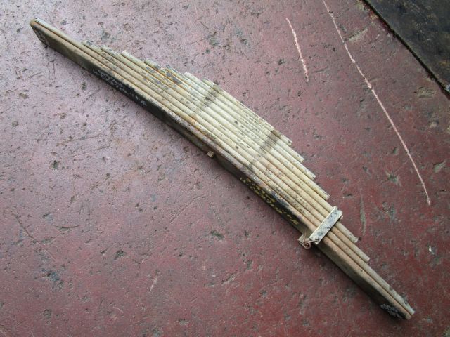 リーフスプリングAy(後右)