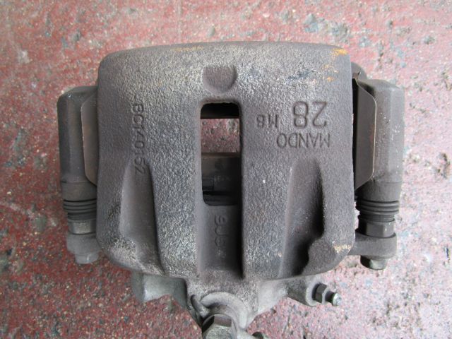 キャリパー(前左)