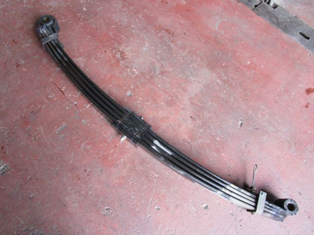 リーフスプリングAy(前左)