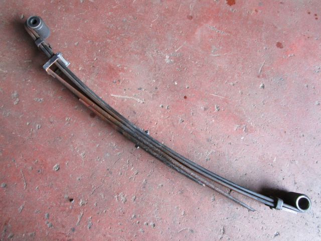 リーフスプリングAy(後右)