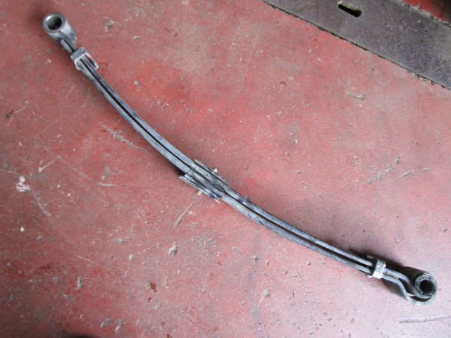 リーフスプリングAy(前左)