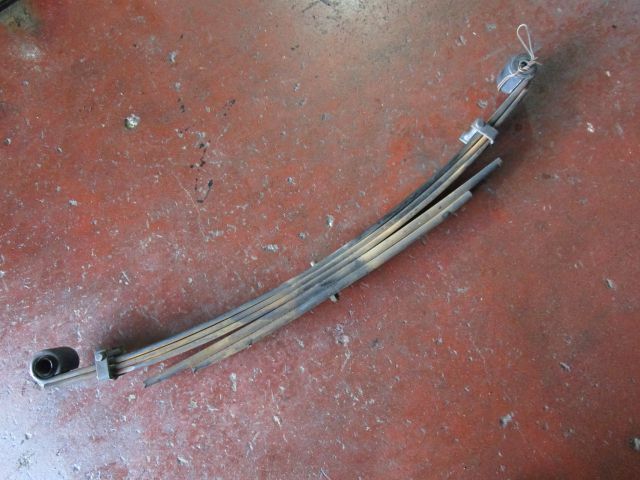 リーフスプリングAy(後右)