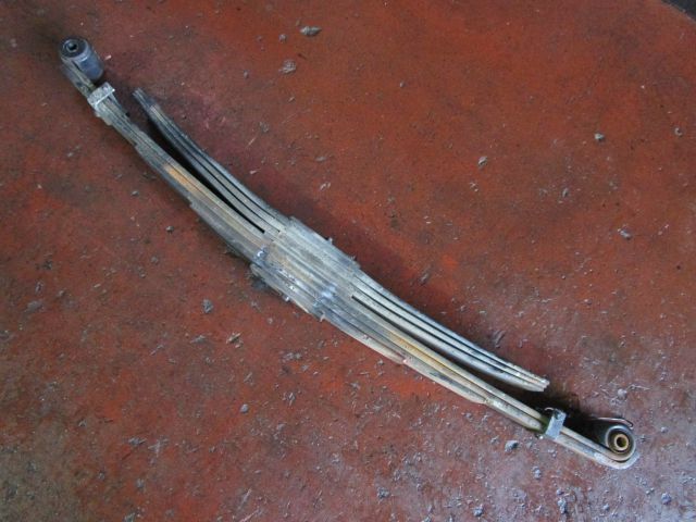 リーフスプリングAy(後右)