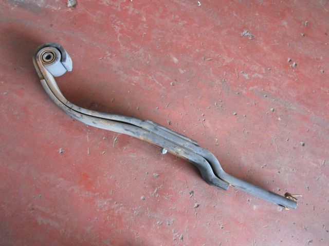 リーフスプリングAy(後右)