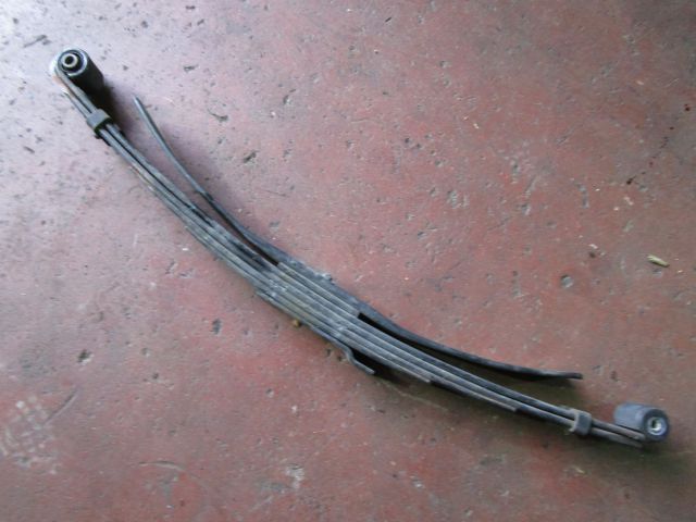 リーフスプリングAy(後右)