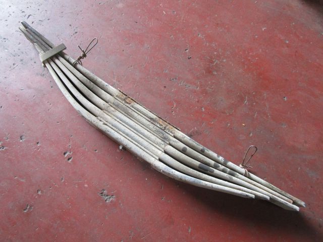 リーフスプリングAy(後右)