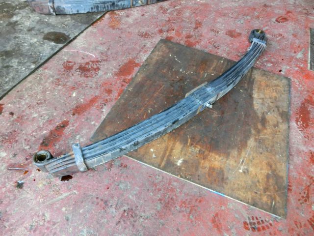 リーフスプリングAy(前右)