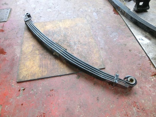 リーフスプリングAy(前左)