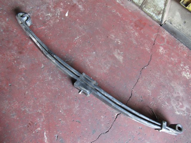 リーフスプリングAy(前左)