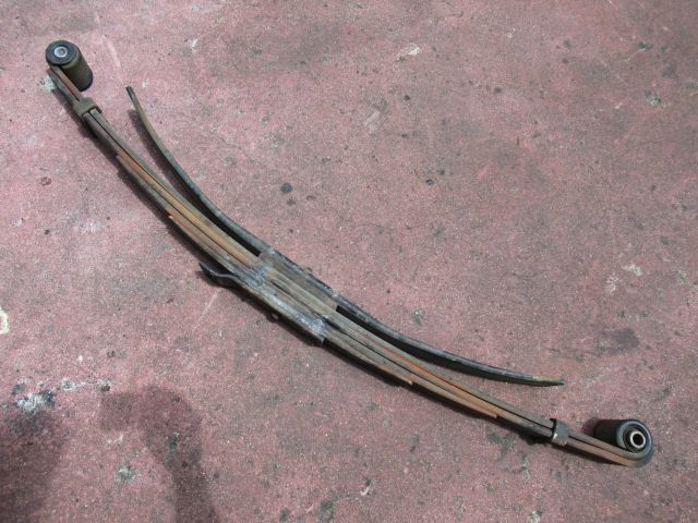 リーフスプリングAy(後右)