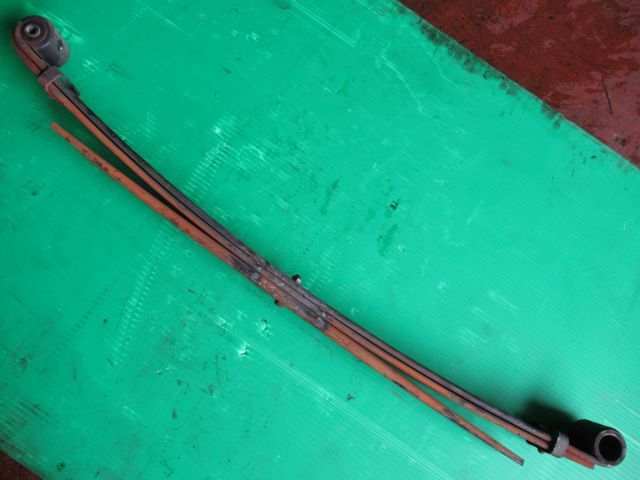 リーフスプリングAy(後右)