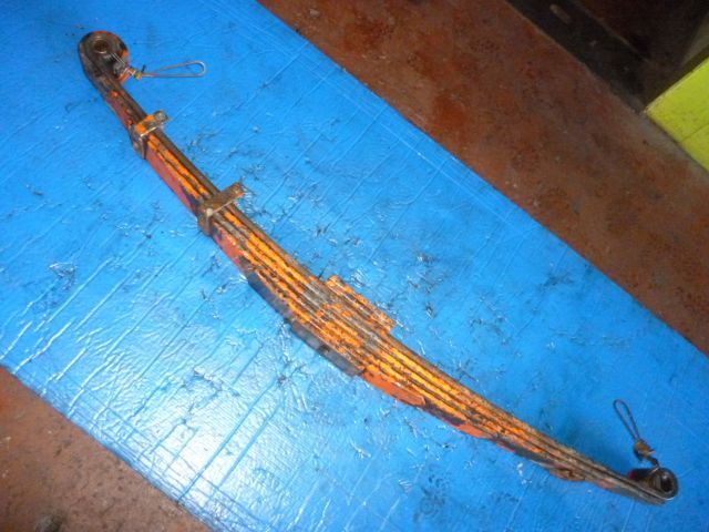 リーフスプリングAy(前左)