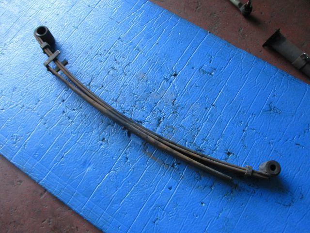 リーフスプリングAy(後左)