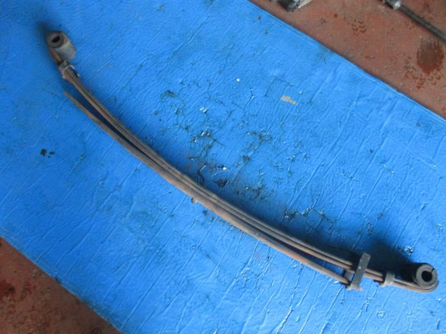 リーフスプリングAy(後右)