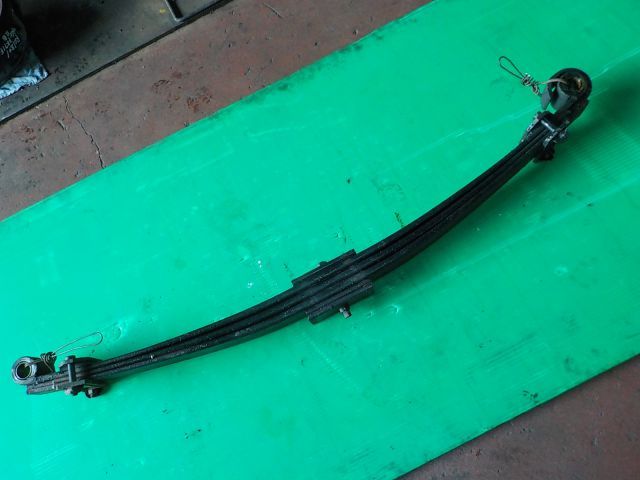 リーフスプリングAy(前左)