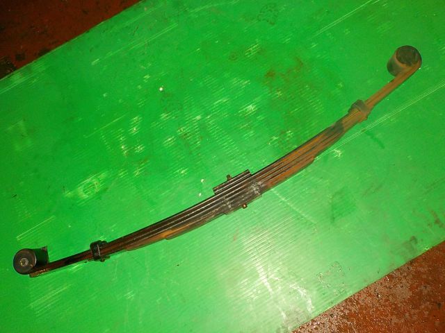 リーフスプリングAy(前左)