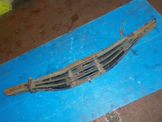 リーフスプリングAy(後左)