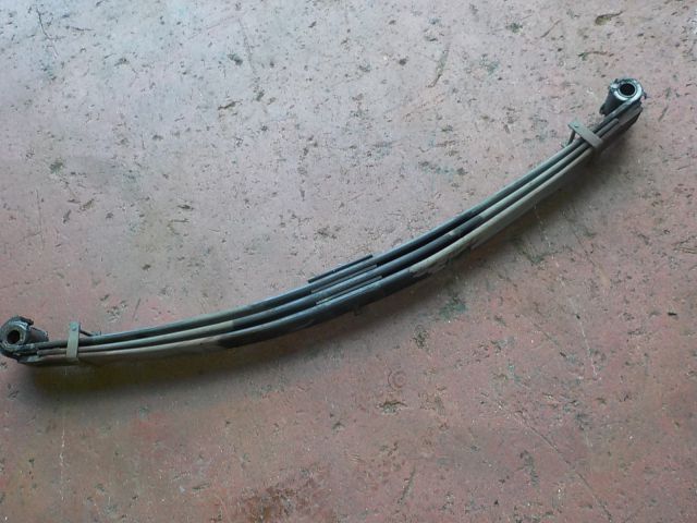 リーフスプリングAy(前左)