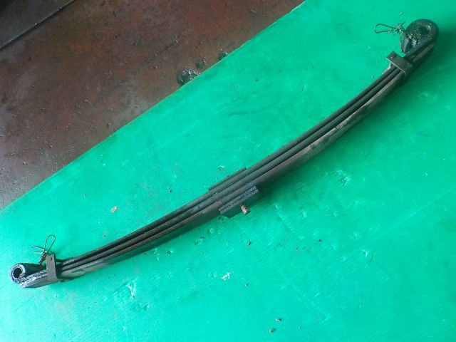 リーフスプリングAy(前左)