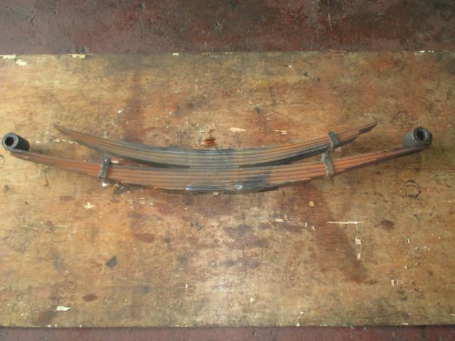 リーフスプリングAy(後左)