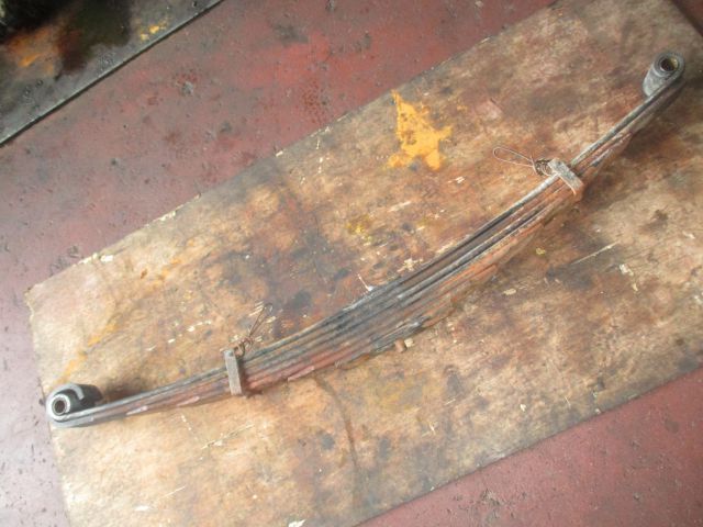 リーフスプリングAy(前左)