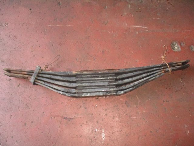 リーフスプリングAy(後左)