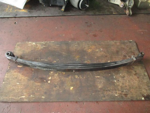 リーフスプリングAy(前左)