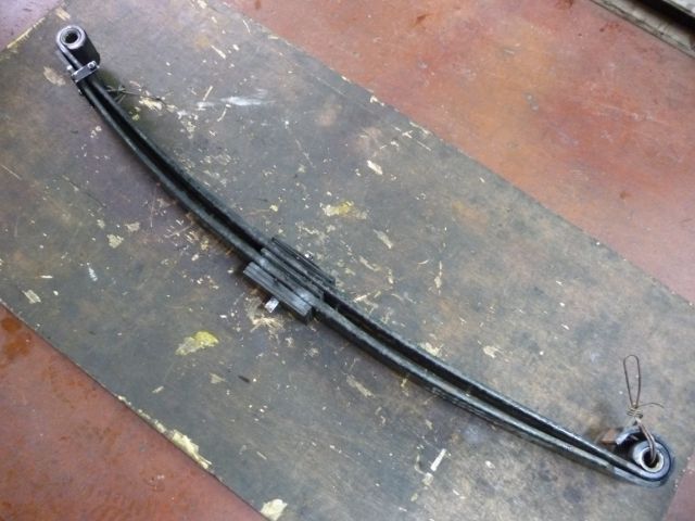 リーフスプリングAy(前左)