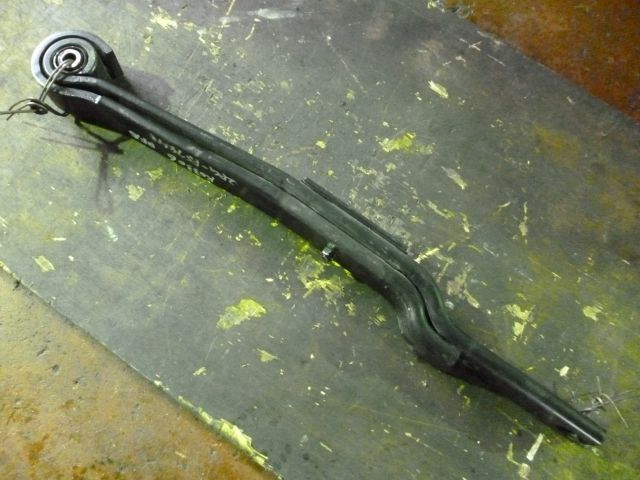 リーフスプリングAy(後右)