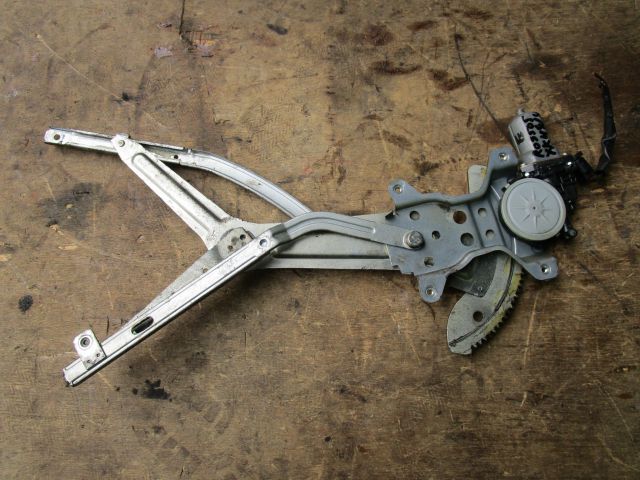 Fドアレギュレーター(左)