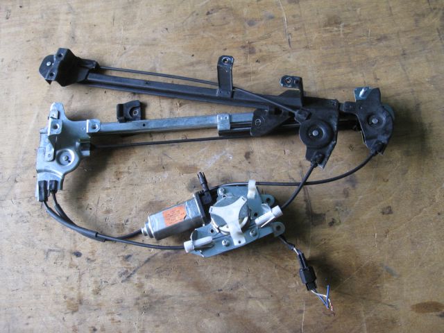 Fドアレギュレーター(左)