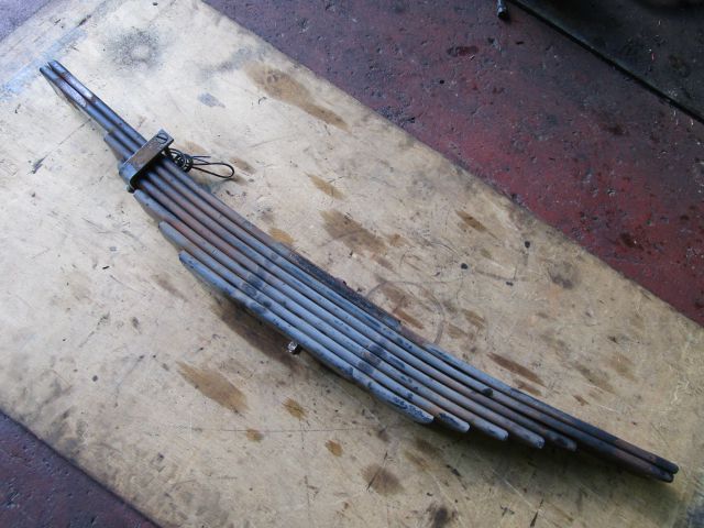 リーフスプリングAy(後左)