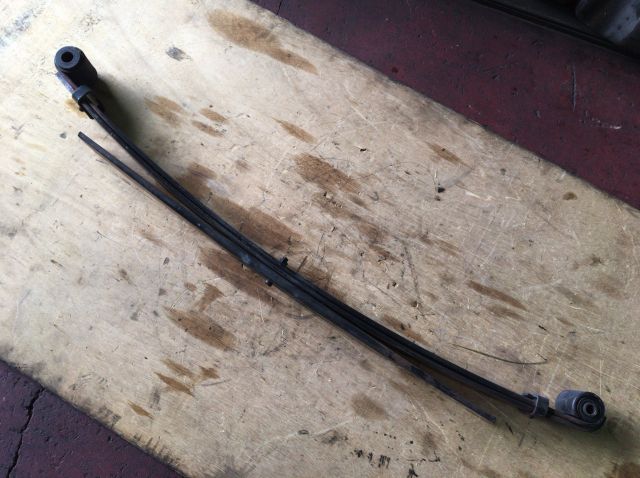 リーフスプリングAy(後左)